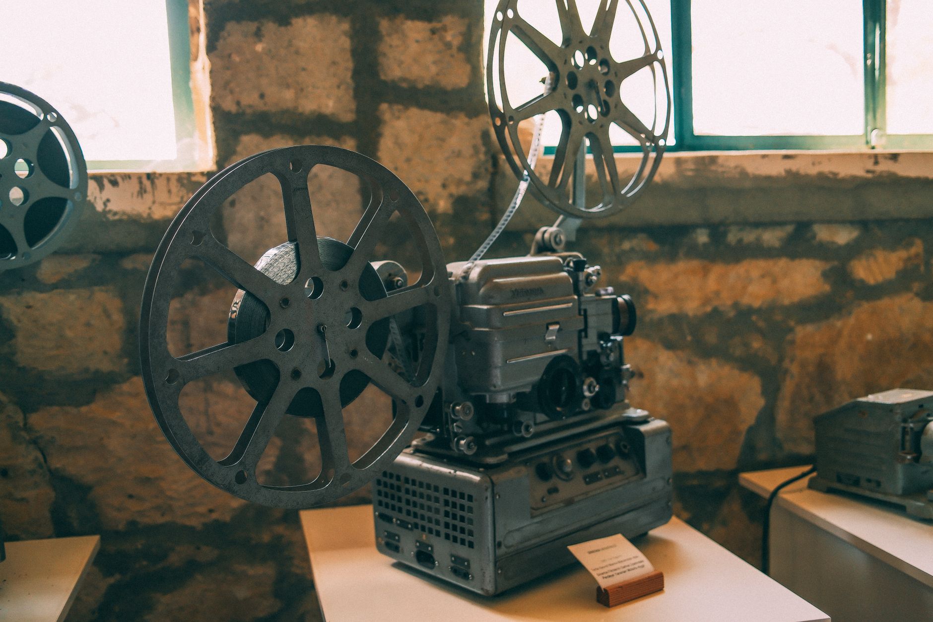 Projector Turns On But No Picture: Causes and Fixes for 2026 1 Illustration for: Projector Turns On But No Picture: Causes and Fixes for 2026