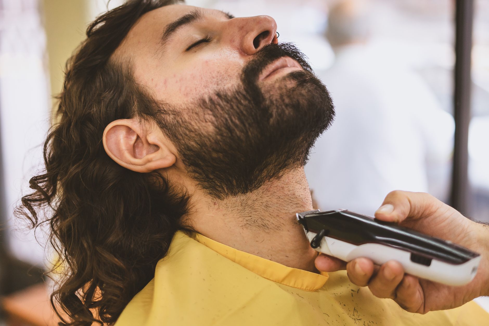 Illustration for: Electric Shaver Pulling Hair: Why It Happens and How to Stop It